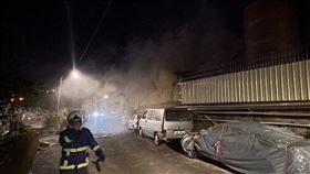 藥廠廠房瞬間陷入火海，警消急灌救。（圖／翻攝畫面）