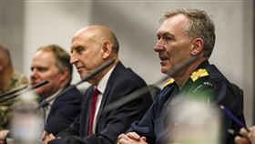 英國國防參謀長訪問烏克蘭  籲確保俄羅斯戰敗英國國防參謀長拉達金（右1）7日陪同國防大臣希利（右2）訪問烏克蘭敖德薩。他說，確保俄羅斯戰敗，英國和歐洲將更安全強大。（英國國防部提供）中央社記者陳韻聿倫敦傳真  113年7月8日