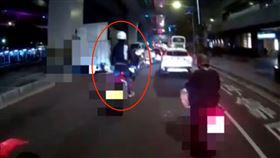 重機騎士「站著騎4秒」挨罰1.8萬！他痛批：恐龍員警　兩派網友吵翻了。（圖／翻攝畫面）