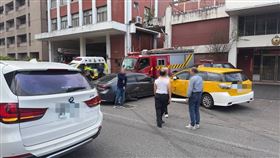 北市轎車變換車道釀事故，2消防車遭波及。（圖／翻攝畫面）