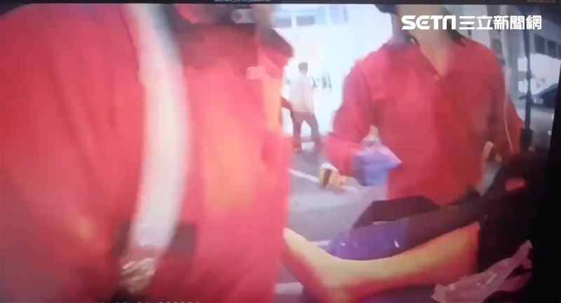 蔡姓男子沉入游泳池底，14分鐘後才被發現，送醫搶命不治。（圖／翻攝畫面