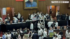 ▲立法院國民黨團提案先審選罷法，藍綠立委爆發衝突（圖／記者詹宜庭攝影）