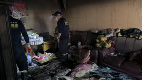 基隆七堵區一處公寓今天（6日）上午7時許發生火警，警消獲報到場灌救、撲滅火勢，初判使用燈燭不慎釀災。鄰居指出，起火戶的屋主遊手好閒，是地方上頭痛人物，房子被斷水斷電，平常靠點蠟燭照明，每天都有蠟燭燃燒的味道，早就擔心他會引發火災。