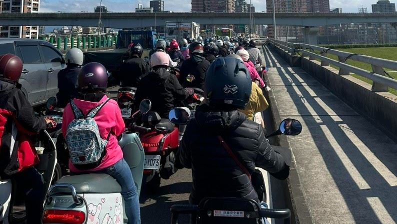 新／新北中山橋上汽車自撞 閘道封閉1小時