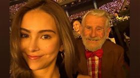 昆凌來看老公周杰倫演唱會，曬出和爺爺合照。（圖／翻攝自昆凌IG）