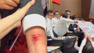 為選罷法爆衝突！陳玉珍搶手舉牌折兩半