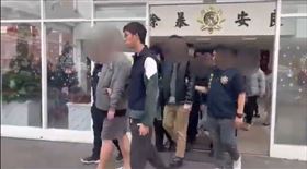 幣竟執行長張瀚林（第二人）、登記負責人許冠智（第一人）潛逃海外，近日張瀚林與許冠智悄悄返台，隨即遭警方逮捕。（圖／翻攝畫面）