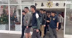 幣竟執行長張瀚林（第二人）、登記負責人許冠智（第一人）潛逃海外，近日張瀚林與許冠智悄悄返台，隨即遭警方逮捕。（圖／翻攝畫面）