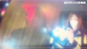 北市李男騎單車搖晃遭警盤查，車籃還搜出用過的喪屍煙彈。（圖／翻攝畫面）