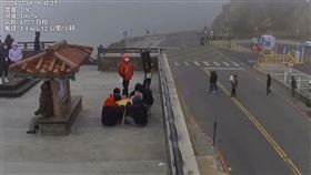 爬武嶺亭當賭場 ，擺桌打麻將，決戰武嶺之巔，離譜畫面曝(圖／翻攝自合歡山即時影像)