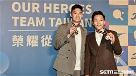 ▲巴黎奧運羽球男雙金牌李洋、王齊麟出席113年國光體育獎章暨運動科學研究獎勵頒獎典禮。（圖／記者劉彥池攝影）