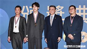 ▲巴黎奧運女子拳擊金牌林郁婷（左2）和教練曾自強（左1）出席113年國光體育獎章暨運動科學研究獎勵頒獎典禮。（圖／記者劉彥池攝影）