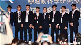 ▲世界12強棒球錦標賽冠軍隊，由陳冠宇（左起）、張奕、陳柏清、王志煊、莊昕諺、李凱威、潘傑楷代表出席113年國光體育獎章暨運動科學研究獎勵頒獎典禮。（圖／記者劉彥池攝影）