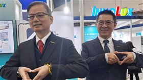 群創：明年電視面板需求穩定 可望小幅成長面板廠群創光電董事長洪進揚（右）5日在台灣醫療科技展表示，明年電視面板需求穩定，可望小幅成長，筆電面板則有換機需求；車用市場不排除海外設廠，但不必因關稅變化而逐水草而居。左為群創總經理楊柱祥。中央社記者潘智義攝  113年12月5日