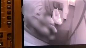 瑞士國際航空曼谷飛往蘇黎世的航班日前發生活春宮事件，有旅客拍下一對男女在機艙內口交，過程全被飛機上的攝影機拍下，畫面還被外流PO網，引起熱議。航空公司指出，將會徹查該起偷拍事件，並嚴懲涉案相關人員。