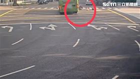 博愛特區機車騎士撞上公車，不幸身亡。（圖／翻攝畫面）