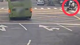 博愛特區機車騎士撞上公車，不幸身亡。（圖／翻攝畫面）