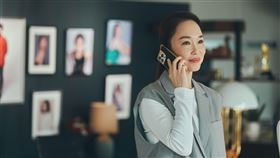 《不如海邊吹吹風》范文芳飾演頗具手腕的大牌經紀人。（圖／大川大立提供）