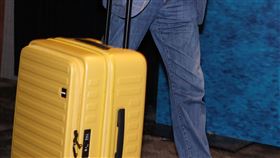 AKA 486先生陳延昶用行李箱裝著千萬鈔票投資「國際橋牌社第二季」。（記者邱榮吉/攝影）