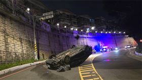蘇女自撞慘翻車，警消連忙趕抵救出受困的蘇女。（圖／警方提供）