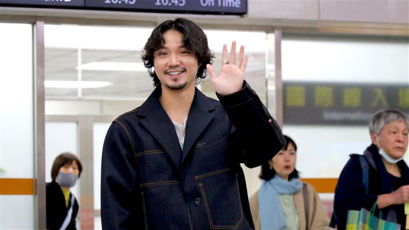 出動舞獅接機　日男神首來台機場成簽名會