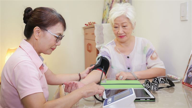 聽「網路謠言」她胸痛暈厥　血壓飆破160