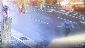 林男對北市1間五金行員工噴辣椒水後逃離現場。（圖／翻攝畫面）