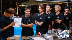 阿緯(左2)的老婆發來暫時離職單要他好好投入節目 。（圖／TVBS提供）