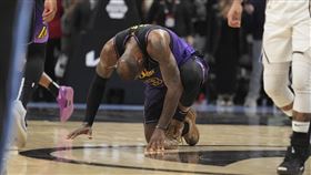 詹姆斯（LeBron James）轟下39分11助攻10籃板和3火鍋，生涯總得分達到4萬1000分里程碑，但最後外線出手沒能絕殺，湖人也輸給老鷹。（圖／美聯社／達志影像）
