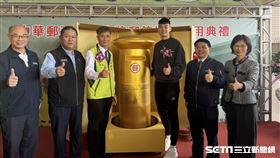 ▲王齊麟（右3）出席母校的金牌郵筒典禮。（圖／記者黃耿誼攝影）