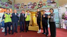 中華郵政為王齊麟打造專屬金牌郵筒。中華郵政發行「黃金拍檔」麟洋郵摺。金牌選手王齊麟致詞，期盼再創新紀錄。（圖／中華郵政提供）