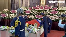 前警政署長張四良辭世，總統賴清德特頒褒揚令，並以國旗覆蓋靈柩。（圖／翻攝畫面）