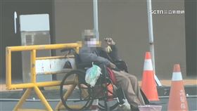 玉蘭花嬤遭兒施暴跌坐地 戴安全帽護頭