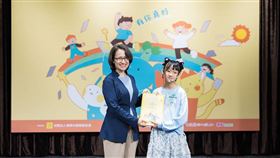 蕭美琴親頒金獎予得獎學童（圖／總統府提供）