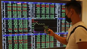 中共軍演台股面臨壓力測試共軍4日將在台海周邊6海域軍演，台股走勢震盪，盤面上電子、金融類股賣壓出現，貨櫃三雄皆墨，僅網通族群表現相對抗跌。中央社記者張新偉攝  111年8月4日