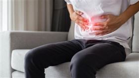 因左上腹悶痛求診，發現最近糞便顏色較為深黑，做胃鏡檢查後發現胃裡有大大小小共5處潰瘍和糜爛，甚至有出血痕跡。病人個性開朗、無服用藥物，且平時飲食清淡、三餐正常，既不吃甜食或零食，也不喝咖啡茶或果汁，腸胃環境中亦無幽門桿菌等致病因子。經醫師仔細問診之下，才發現患者前陣子去大賣場買一箱可樂，養成每天晚上在家喝一罐可樂的習慣。