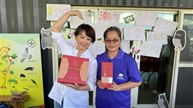 郁方(左)擔任善導書院慈善大使，與院長陳文靜(右)合照。（圖／星之國際提供）