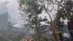 消防隊強忍刺鼻濃煙，協助撲滅火勢。（圖／翻攝畫面）