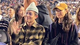 陳冠希（左）戴著毛帽與老婆一起，現身周杰倫演唱會。（圖／讀者提供）