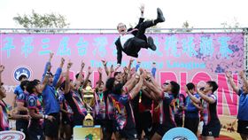 台北元坤擊敗長大海洋，在台灣企業橄欖球連賽完成三連霸壯舉，賽後高拋領隊杜元坤慶祝。(圖／元坤運動文創提供)