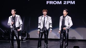 2PM來台撕爆上衣　露2點撩粉「回我家」