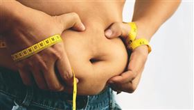 醫師提醒，若出現腹部肥胖、睡眠質量下降、食慾失控等徵兆恐壓力胖。（示意圖／初日診所提供）