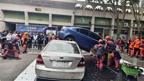 義消們大方展現體技能，千人響應較勁。（圖／消防局提供）