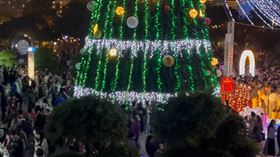 ▲高雄中央公園、新崛江人潮爆滿。（圖／翻攝臉書／高雄點 Kaohsiungtien）

原文網址: 新崛江晚間「被人潮塞爆」！在地人一看感動：跟10年前有得比 | ETtoday生活新聞 | ETtoday新聞雲 https://www.ettoday.net/news/20241207/2869485.htm#ixzz8tjifSeVy
Follow us: @ETtodaytw on Twit