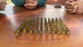 20歲台灣男子柬埔寨街頭連開71槍。（圖／翻攝自《柬中時報》）