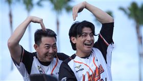 陳傑憲、林岳平現身高雄大氣球遊行「2024 OPEN!大氣球遊行」7日在高雄夢時代時代大道登場，中華職棒統一獅隊球員陳傑憲（右）與總教練林岳平（左）也到場共襄盛舉，兩人向熱情群眾比出大愛心致意。中央社記者張已(??兼)攝  113年12月7日
