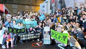 接力護台灣抵桃園車站黑熊民防教育協會發起「台灣主站派、接力護台灣」徒步大接力活動，隊伍7日晚間在桃園火車站受到民眾熱烈歡迎。（黃瓊慧提供）中央社記者葉臻傳真  113年12月7日