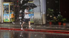 颱風山陀兒逼近  台北間歇性大雨（2）颱風山陀兒逼近，中央氣象署29日上午發布海上颱風警報。中央氣象署表示，基隆北海岸、大台北、東半部地區及蘭嶼、綠島有局部大雨發生。圖為台北市內湖區出現間歇性大雨，街頭民眾撐傘擋雨。中央社記者翁睿坤攝  113年9月29日