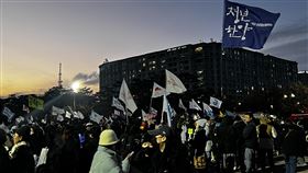 尹錫悅彈劾案不成立 民眾失望韓國國會7日傍晚就總統尹錫悅彈劾案進行表決，結果因人數不足而不成立。大批支持彈劾通過的民眾對國民力量議員集體退場行動感到生氣憤怒。圖為參與集會民眾。中央社記者廖禹揚攝 113年12月7日