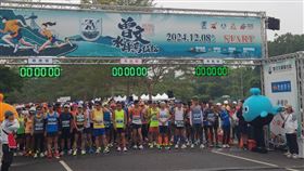 曾文水庫馬拉松登場第41屆曾文水庫馬拉松8日登場，賽道以曾文水庫環庫道路為主，吸引逾3000名跑友參加。（台南市政府提供）中央社記者楊思瑞台南傳真  113年12月8日